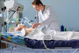 Thế giới cùng chạy đua với tử thần sản xuất máy trợ thở