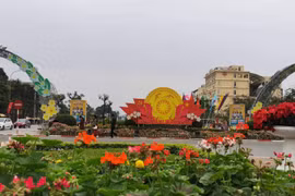 Chín mươi năm đời ta có Đảng!