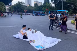 Thanh tra Sở Văn hóa và Thể thao Hà Nội vào cuộc vụ chụp ảnh cưới 'chăn gối' giữa phố