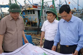 Bộ trưởng Nguyễn Xuân Cường kiểm tra công tác ứng phó bão số 5 tại Quảng Bình