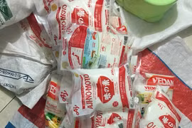 Bắt quả tang 2 cha con sản xuất bột ngọt giả