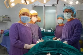 Ca hiếm Bệnh viện Việt Đức: Phẫu thuật lấy dao, máy lửa trong dạ dày bệnh nhân