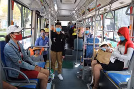 Tài xế, hành khách phải đeo khẩu trang tại nhà ga và trên xe