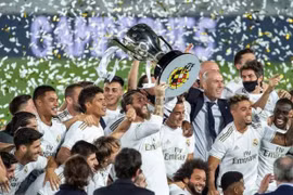 Real Madrid lại “xin” cầu thủ… giảm lương, khi vừa “ẵm cúp”