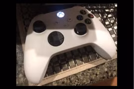 Lộ diện tay cầm chơi game Xbox màu trắng thế hệ thứ hai