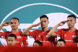 Bộ đôi cầu thủ Quế Hải, Bùi Tiến Dũng hát quốc ca hùng hồn đậm chất lính