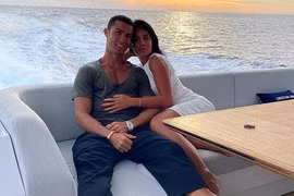 Bạn gái siêu sao Ronaldo nổi bật với bộ trang phục đặc biệt bên phi cơ