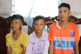 Cà Mau: Ba thiếu niên đạp xe đạp gần 400 km lên TP.HCM tìm cha mẹ