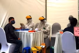 Lấy mẫu xét nghiệm tất cả người nhập cảnh tại cơ sở cách ly