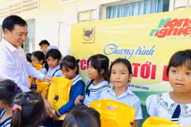 Báo Nông nghiệp Việt Nam tổ chức Chương trình “Cùng em tới lớp”