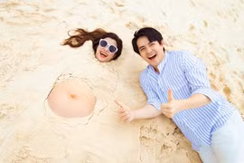 Đông Nhi nhận chỉ trích vì... đẻ giữa mùa lũ