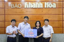 Báo Khánh Hòa phối hợp cùng doanh nghiệp tặng 5.000 cuốn vở cho học sinh vùng lũ miền Trung