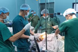 TP HCM: Cứu sống thanh niên bị hàng rào sắt đâm thấu bụng
