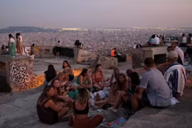 Giới trẻ xứ Catalonia đối diện với án phạt nặng vì tiệc tùng mùa Covid-19