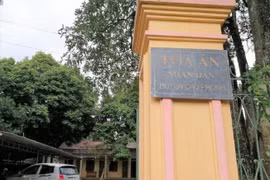 Bản tin pháp luật 8H: Xét xử vụ bị truy nã vẫn "ung dung" ngồi ghế Chánh văn phòng TAND huyện