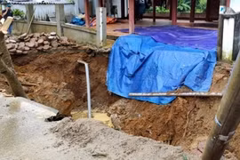 Lai Châu: Nhiều hộ dân phải sơ tán trong đêm vì 'hố tử thần'