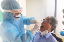 Quảng Nam lấy mẫu xét nghiệm cho 300 cán bộ y tế chống dịch