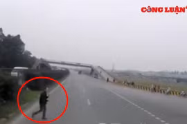 Video giao thông: Sang đường kiểu "tự sát", người đàn ông suýt gây họa cho xe container