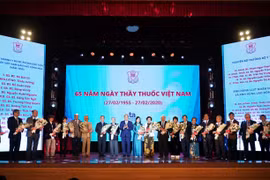 Thầy thuốc, cán bộ y tế là những chiến sĩ áo trắng làm lay động hàng triệu con tim