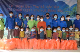 Đài Tiếng nói Việt Nam san sẻ khó khăn với bà con huyện Ba Bể, Bắc Kạn trong dịch Covid-19
