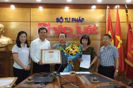 Báo Pháp luật Việt Nam nhận Bằng khen của Bộ trưởng Bộ Xây dựng