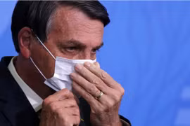 Tổng thống Bolsonaro muốn đấm vào mặt phóng viên