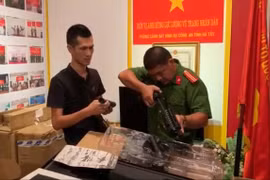 Đột kích cửa hàng chứa hàng trăm khẩu súng "quân dụng" bắn đạn nhựa phục vụ Tết Trung thu