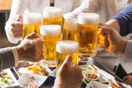 Cấm sử dụng rượu bia trong công viên, nhà chờ xe buýt