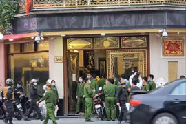 Khoảng tối dưới chân đèn