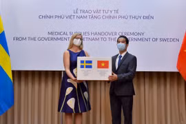 Việt Nam tặng Thụy Điển 100.000 khẩu trang vải kháng khuẩn chống giọt bắn