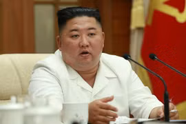 Chủ tịch Kim Jong Un chỉ đạo phòng chống COVID-19 và mưa bão