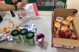 Thu giữ số lượng lớn bánh, trà sữa uống liền không rõ nguồn gốc