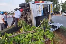 Xe khách mất lái leo lên dải phân cách, 4 người bị thương