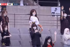 Cựu vương K-League bị chỉ trích khi dùng búp bê “người lớn” để lấp đầy khán đài trống 
