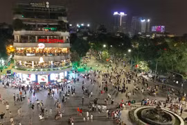 Hà Nội: Phố đi bộ nhộn nhịp trở lại sau gần 3 tháng tạm dừng