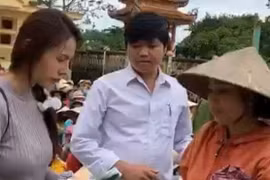 Người nhận cứu trợ đeo vàng Thủy Tiên lập tức dừng phát tiền