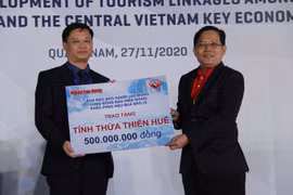 Báo Người Lao Động trao 50.000 lá cờ Tổ quốc và 1,7 tỉ đồng cho miền Trung