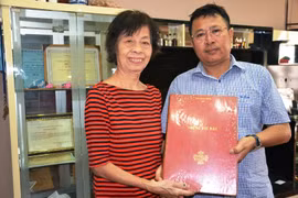 Gia đình cố nhà báo Trần Thanh Phương tặng tài liệu cho Báo Nhân Dân