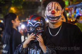 Đêm Halloween, phố cổ Hà Nội nhộn nhịp những "hồn ma"