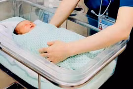 Bé sơ sinh bị bỏ rơi dưới hố gas được nhiều người nhận nuôi
