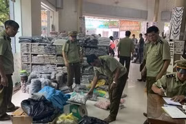 Hà Giang: Tiêu hủy gần 400 sản phẩm hàng nhái ngay tại cửa hàng