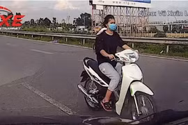 Cô gái trẻ phóng xe máy ngược chiều trên cao tốc Hà Nội - Bắc Giang