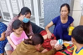 Vụ ôm chăn, nằm khóc trước cửa nhà để "đòi tiền": Nguyên Phó trưởng Công an huyện thừa nhận và hứa trả