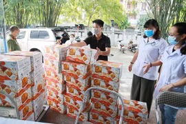 Báo An ninh Thủ đô trao tặng sản phẩm nước uống cho y bác sĩ Bệnh viện CATP Hà Nội