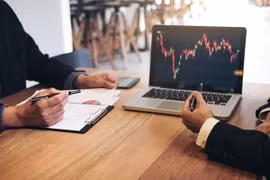 Chứng khoán ngày 17/7: VN-Index tiến tới vùng 900 điểm