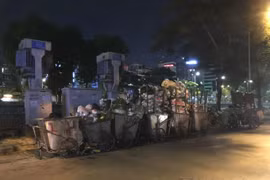 Công nhân môi trường thêm vất vả trong những ngày Hà Nội “ngập rác”