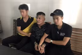Bản tin pháp luật 8H: Bắt trùm cho vay nặng lãi, thu 300 giấy vay tiền cùng "hàng nóng"