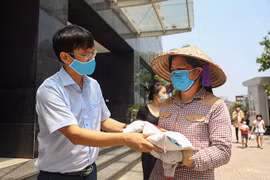 10 tấn gạo được Báo Nông thôn Ngày nay trao tận tay người khó khăn