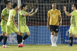 Văn Toàn cùng Độ Mixi và Cris Phan lập hội tam giác tấu hài sau trận giao hữu vì miền Trung