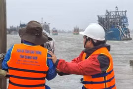 Phóng viên truyền hình tác nghiệp mùa lũ: Đằng sau những hình ảnh chân thực là mồ hôi và nước mắt